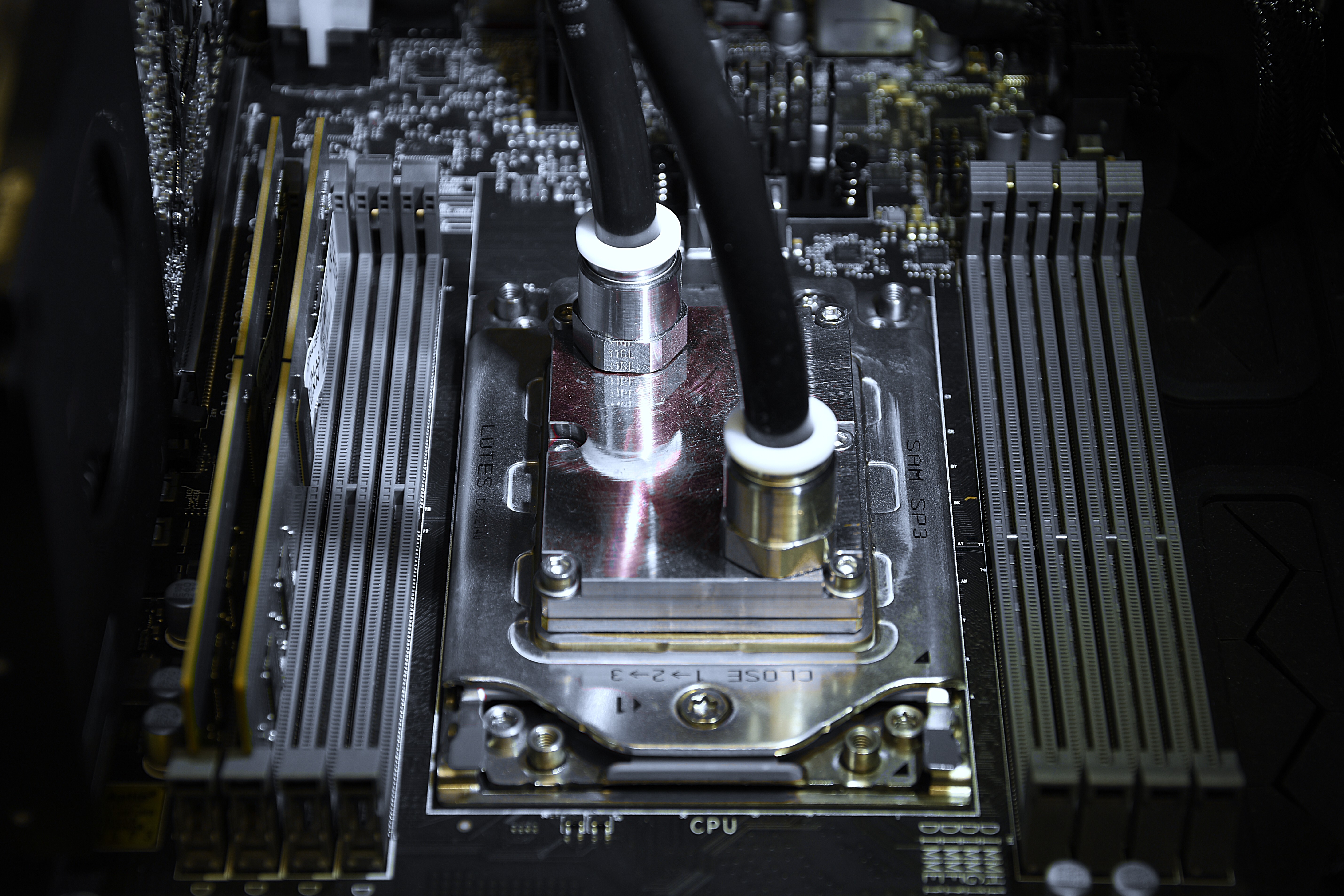 CoreCooling GmbH - CPU Direct-to-Chip-Flüssigkeitskühlung CoreCooling GmbH - CPU Direct-to-Chip-Flüssigkeitskühlung