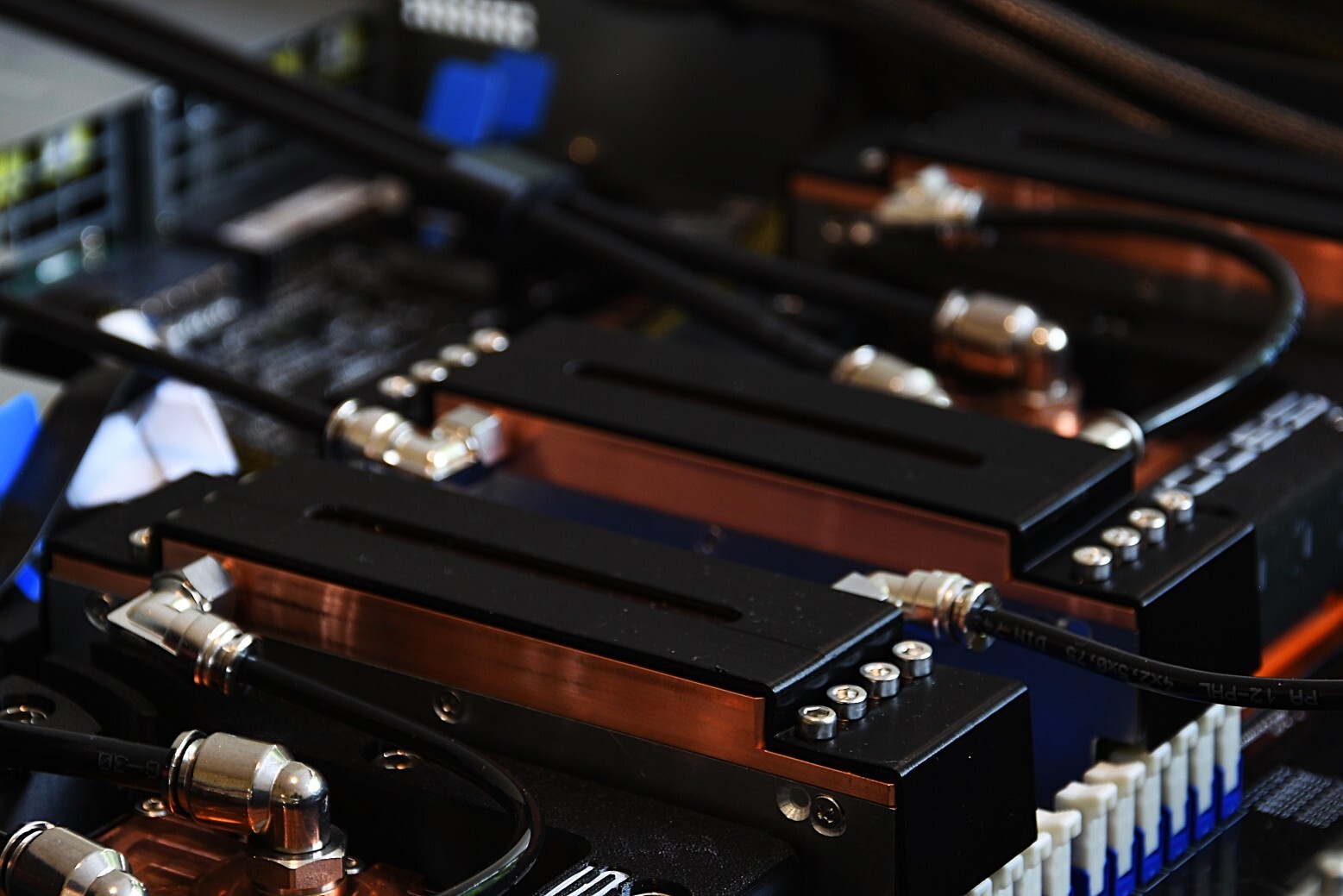 CoreCooling GmbH - Serverausschnitt - Direct-to-Chip-Flüssigkeitskühlung CoreCooling GmbH - Serverausschnitt - Direct-to-Chip-Flüssigkeitskühlung